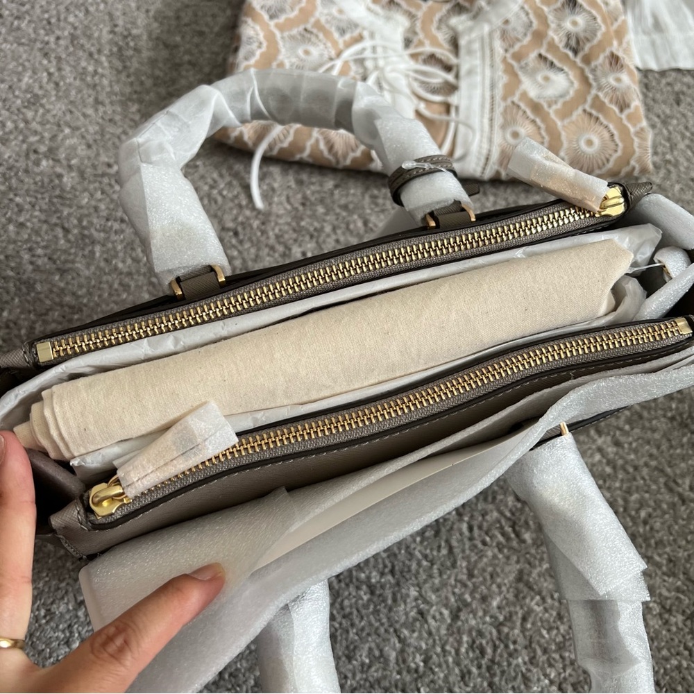 Tory Burch classic Robinson satchel bag NWT crossbody - Picture 9 of 16